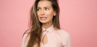 Dziewczyna-na-rozowym-tle