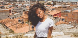 Sniada-dziewczyna-na-tle-miasta