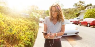 Kobieta-dojrzala-z-telefonem-i-sluchawkami