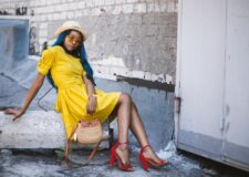 Modelka-w-zoltej-sukience-i-szpilkach