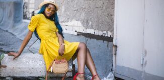 Modelka-w-zoltej-sukience-i-szpilkach