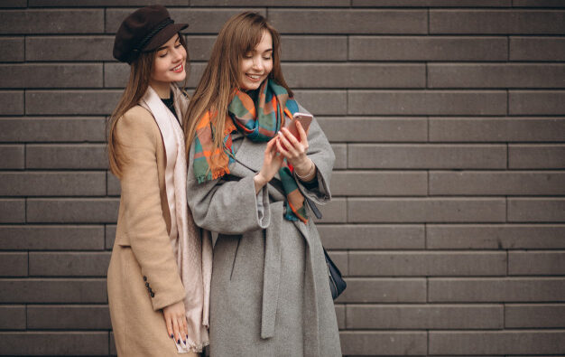 Co lepiej sprawdzi się na jesień – kurtka czy płaszcz?