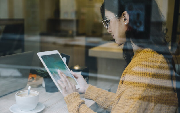 Jak na co dzień nosić sweter damski?