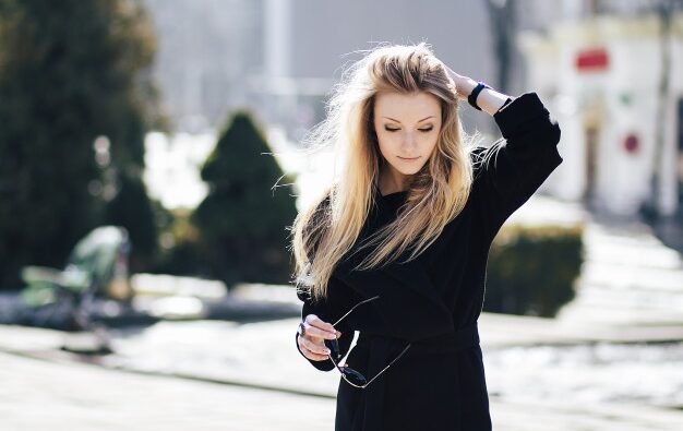 Letnie ubrania w jesiennych stylizacjach