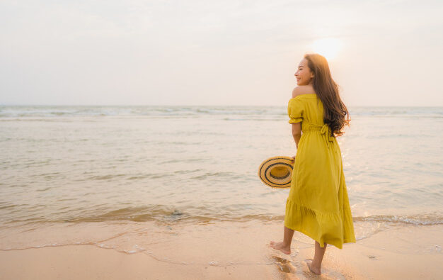 Motyw kwiatowy na sukienkach – modny trend sezonu