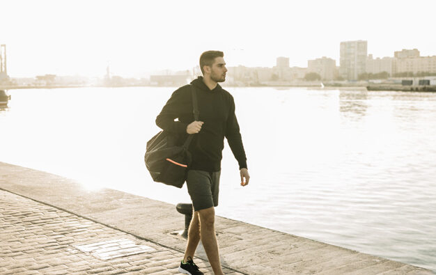 Jak nosić męską bluzę z kapturem?