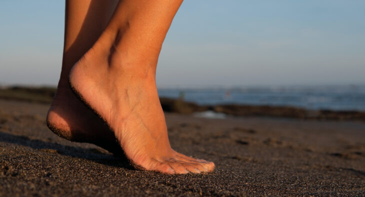 Obuwie na plaże – klapki czy… crocsy?