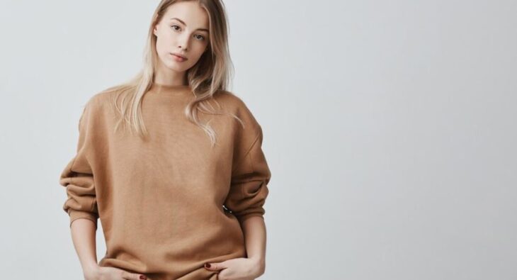 Stylowe bluzy damskie bez kaptura: Jak je nosić na co dzień?
