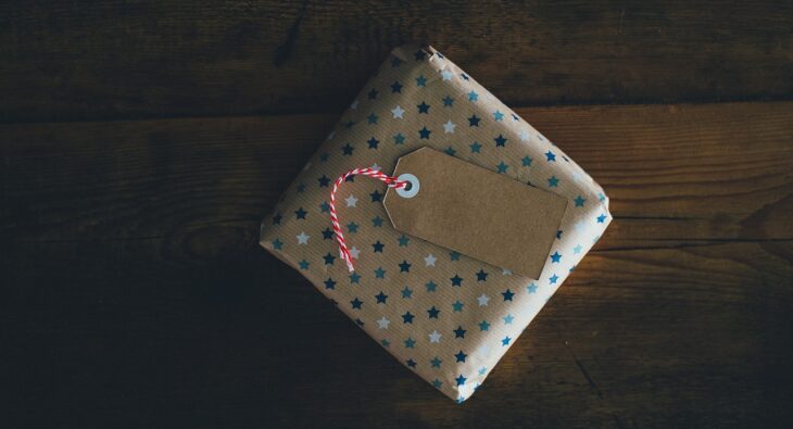 Bony podarunkowe a personalizacja prezentów – jak to połączyć?