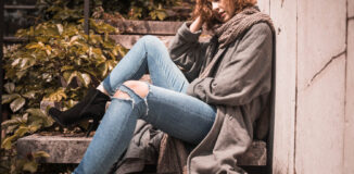 Jak nosić jeansy streetwear z innymi elementami garderoby?
